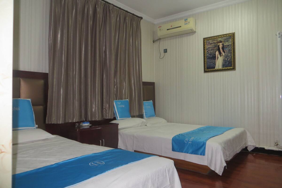 desk, blackout curtains, free wifi, bed sheets