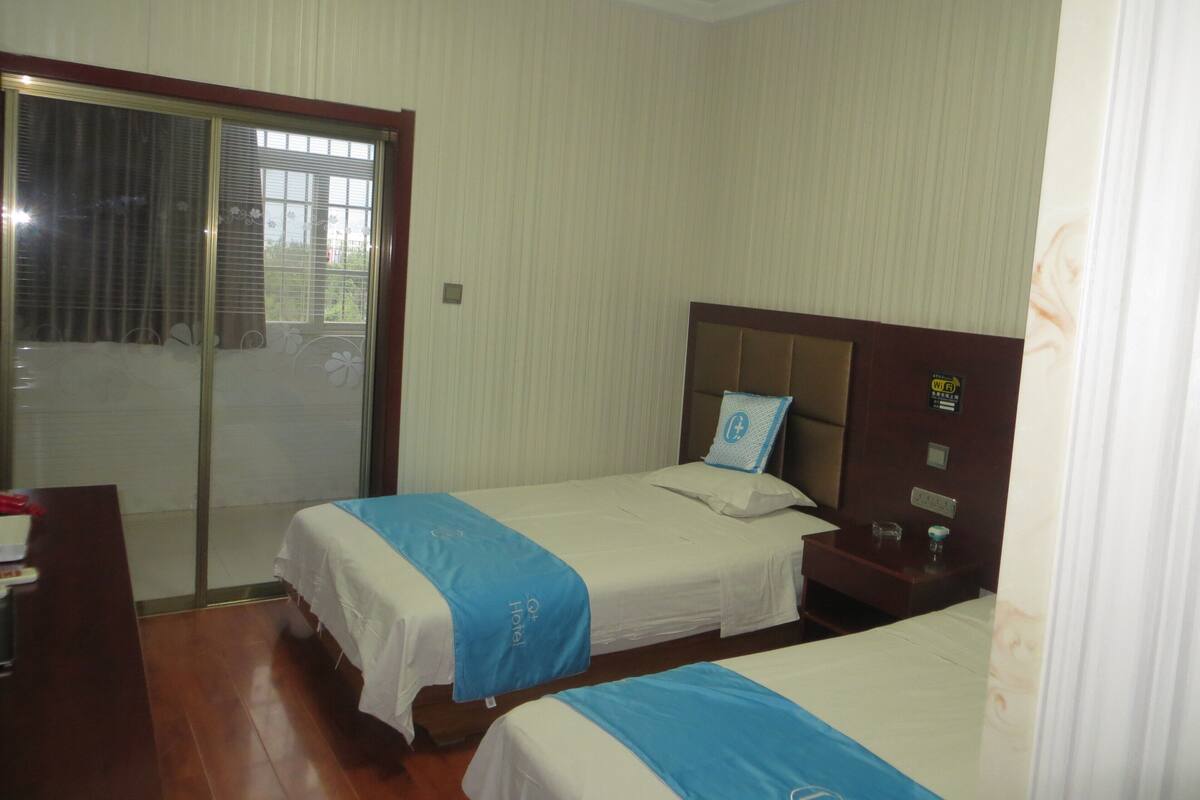 Desk, blackout curtains, free WiFi, bed sheets