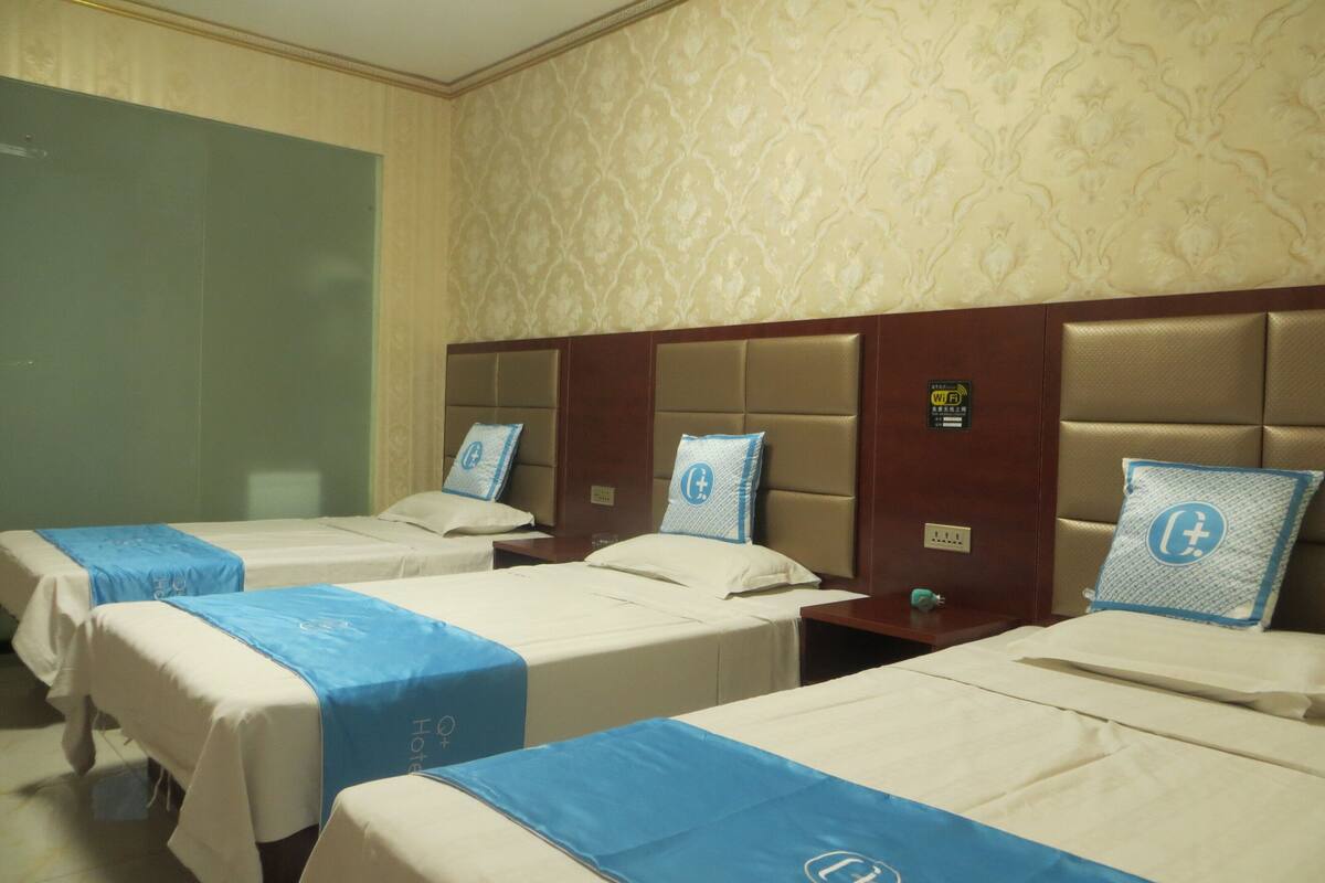 luxury triple room | desk, blackout curtains, free wifi, bed sheets