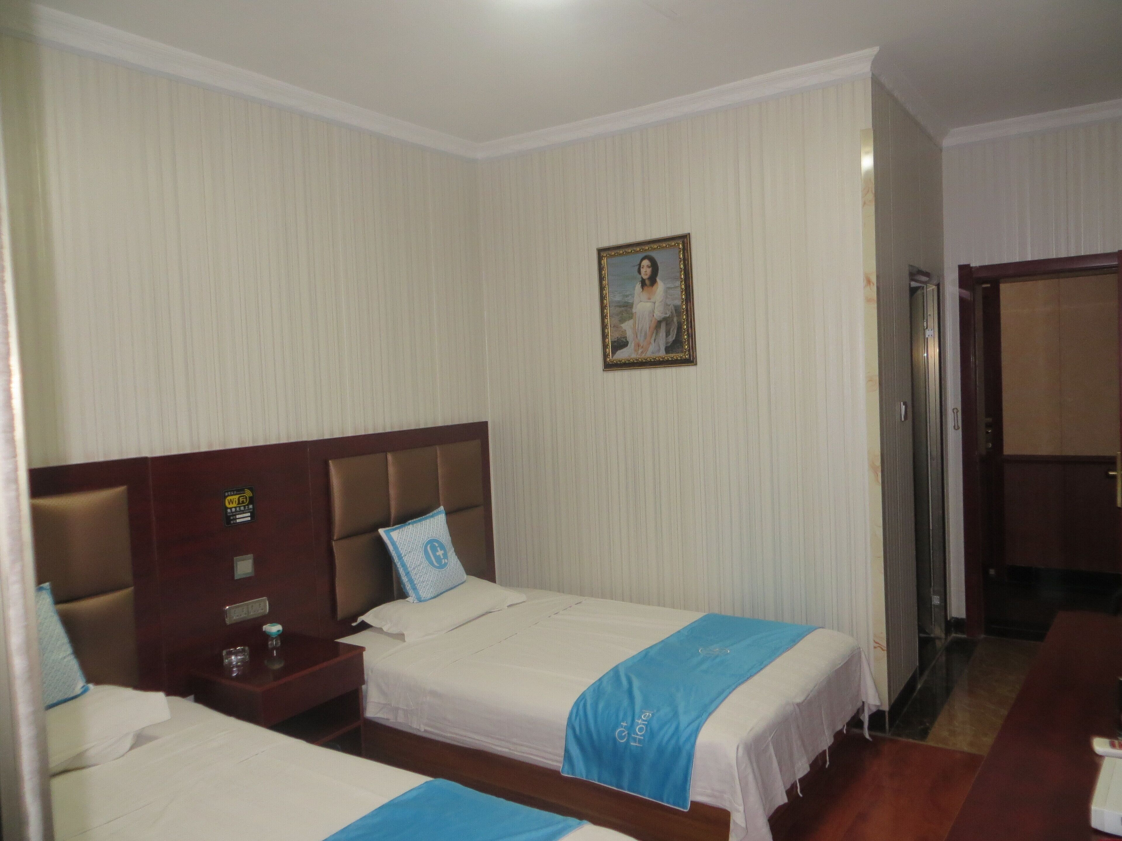 comfort twin room | desk, blackout curtains, free wifi, bed sheets