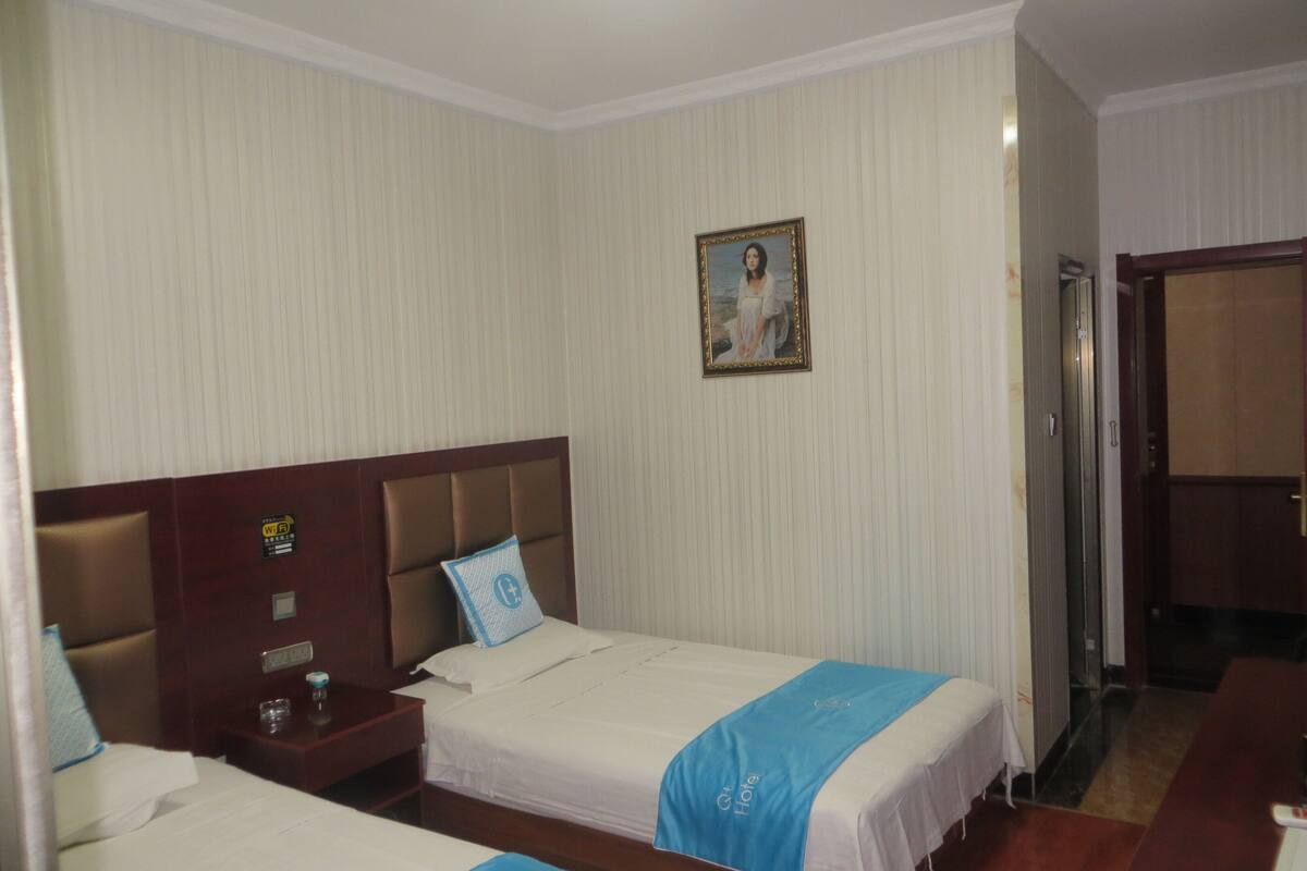 comfort twin room | desk, blackout curtains, free wifi, bed sheets