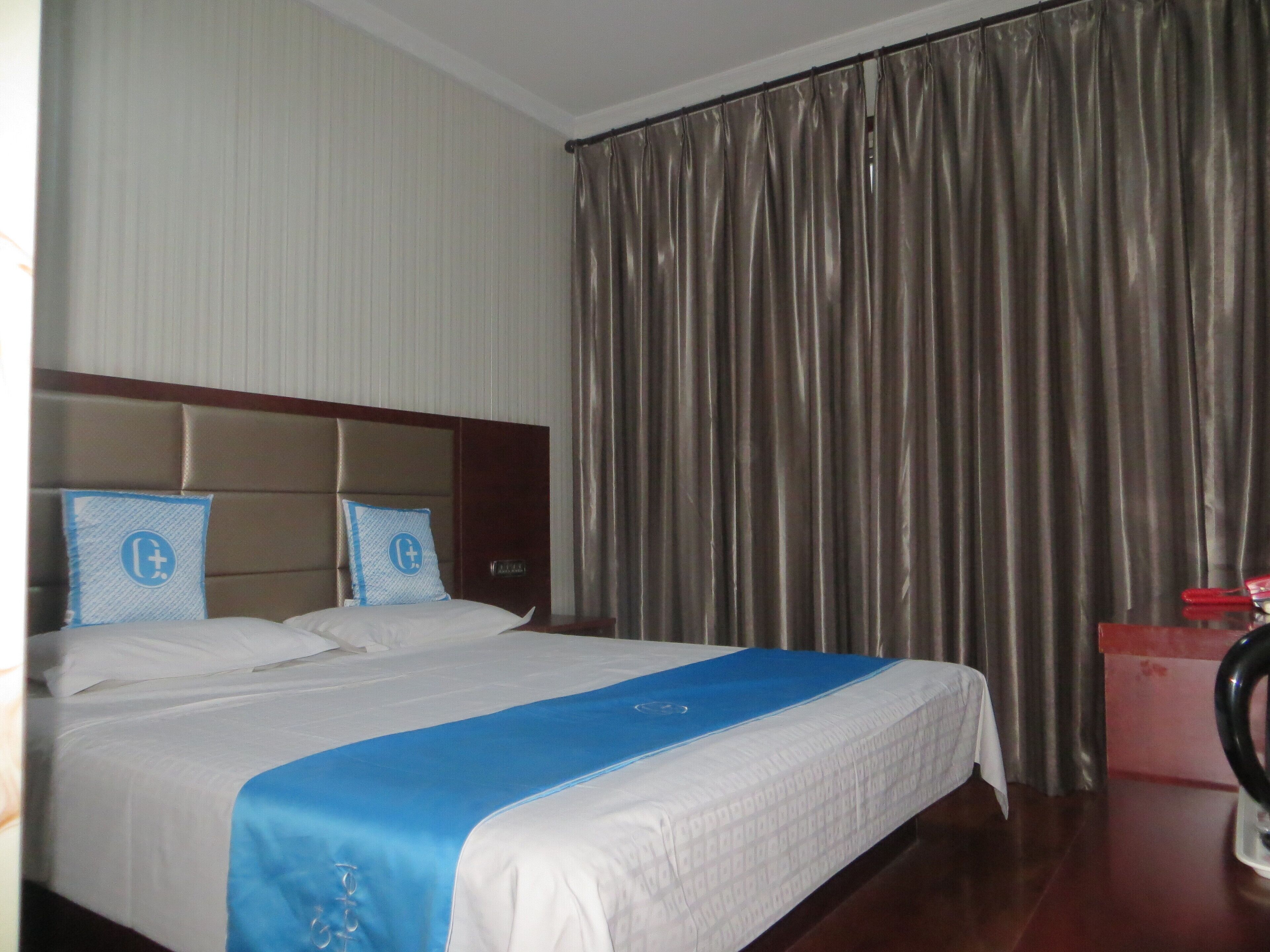 exclusive double room | desk, blackout curtains, free wifi, bed sheets