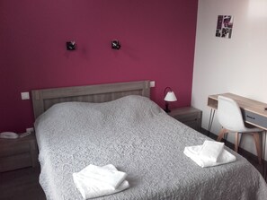 Habitación doble, con acceso para personas discapacitadas | Decoración personalizada, muebles diferentes y insonorización 