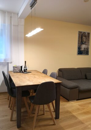 Familienapartment (incl. cleaning fee 40 EUR) | Wohnzimmer | Flachbildfernseher