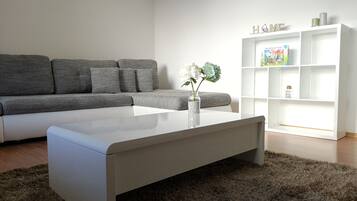 Superior Suite (incl. cleaning fee 40 EUR) | Ruang tamu | TV skrin rata