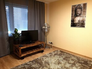 Basic-Suite (incl. cleaning fee 40 EUR) | Wohnzimmer | Flachbildfernseher