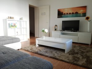 슈피리어 스위트 (incl. cleaning fee 40 EUR) | 거실 공간 | 평면 TV