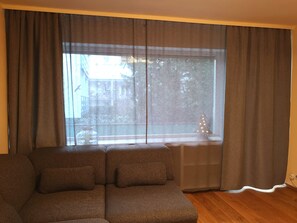 패밀리 아파트 (incl. cleaning fee 40 EUR) | 거실 공간 | 평면 TV