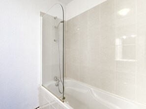 Bathroom - Biscarrosse Beach - 1BR Apartment with Parking, Balcony and Sleeps 4 (Biscarrosse Plage)