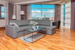 Suite estudio urbana | Decoración personalizada, muebles diferentes y escritorio