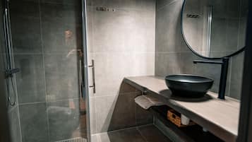 Habitación triple superior | Baño | Ducha, artículos de higiene personal gratuitos y secador de pelo