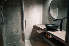 Superior Triple Room | Bathroom | Shower, free toiletries, hair dryer, heated floors - Canyon Hotell (Alta)