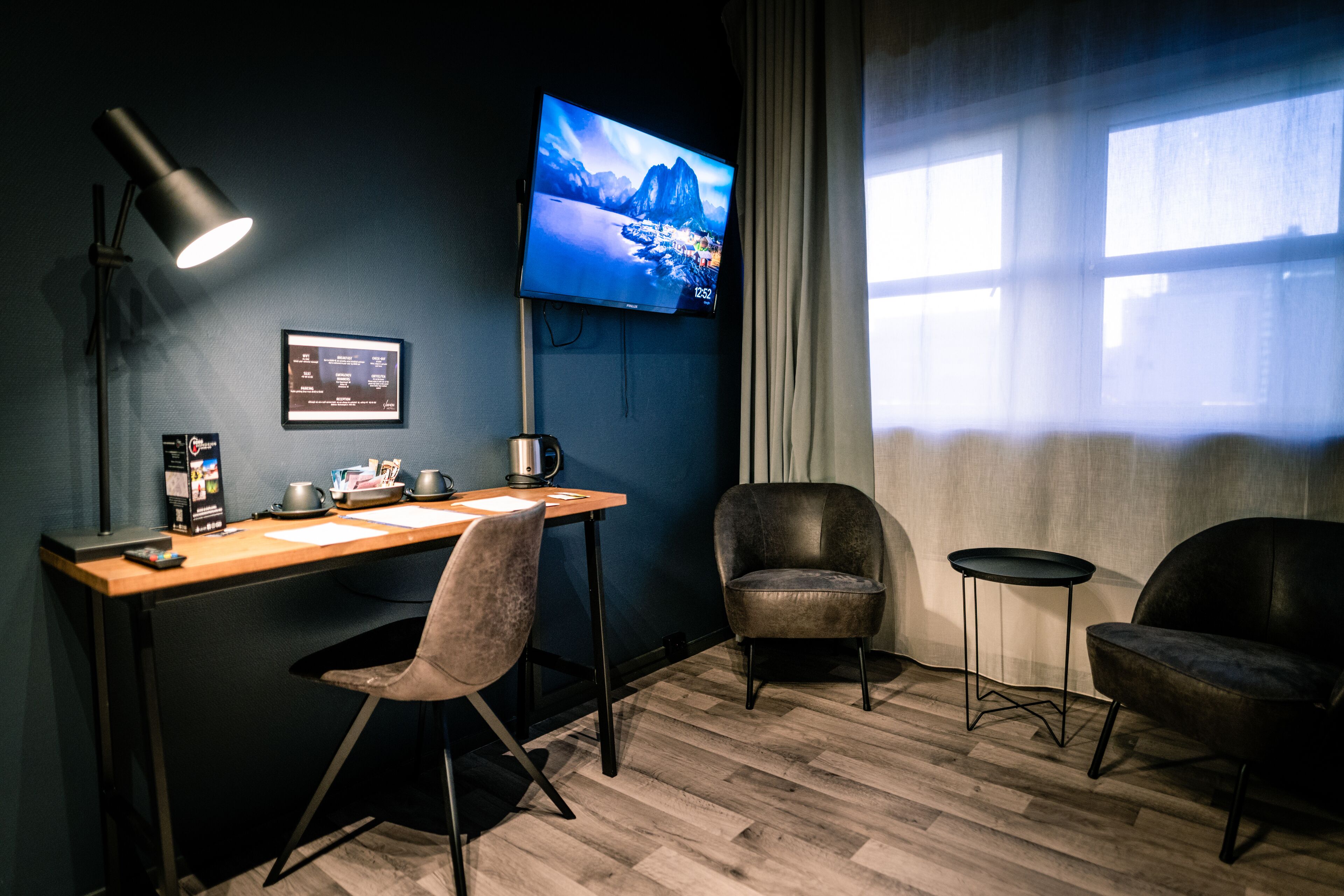 Dobbeltrom – standard | Individuelt dekorert, individuelt innredet og skrivebord