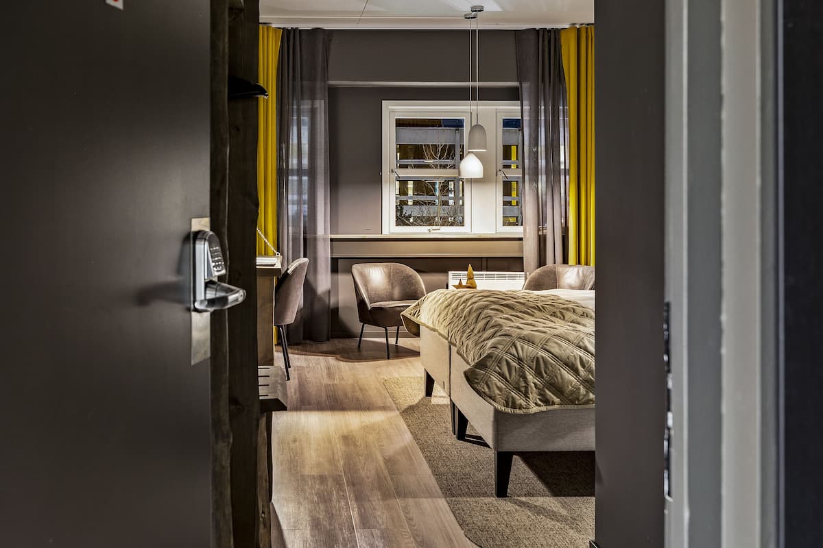 deluxe double room | individually decorated, individually furnished, desk, laptop workspace