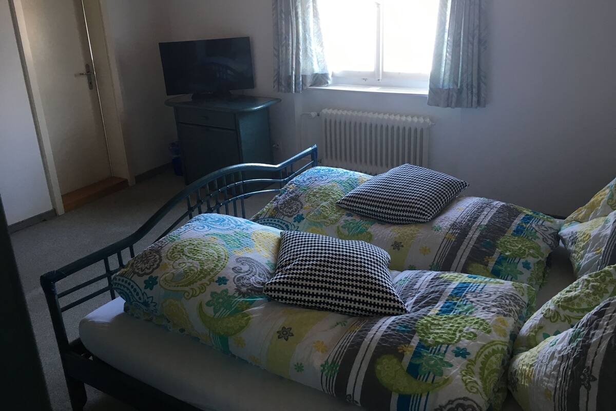 Habitación con 1 cama matrimonial o 2 individuales | Cunas, wifi gratis y ropa de cama