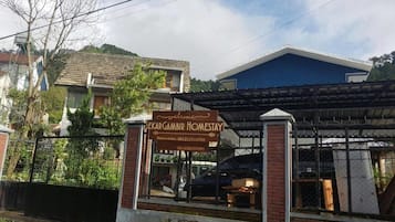Vista frontal de la propiedad