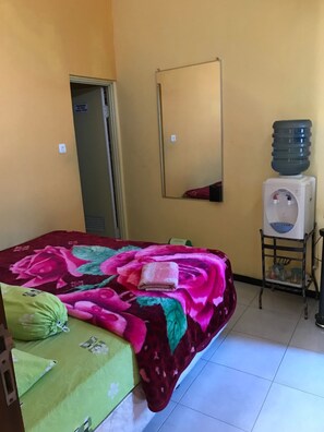 デスク、WiFi (無料)、ベッドシーツ