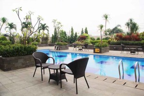 Outdoor pool - Margonda Residence 4&5 By Rent Room (Depok)