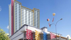 Un hôtel moderne composé d’un immeuble à plusieurs étages, d’un parking et situé dans une rue passante.