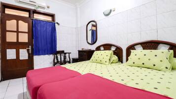Standard Twin Room | Meja, Wi-fi, cadar katil