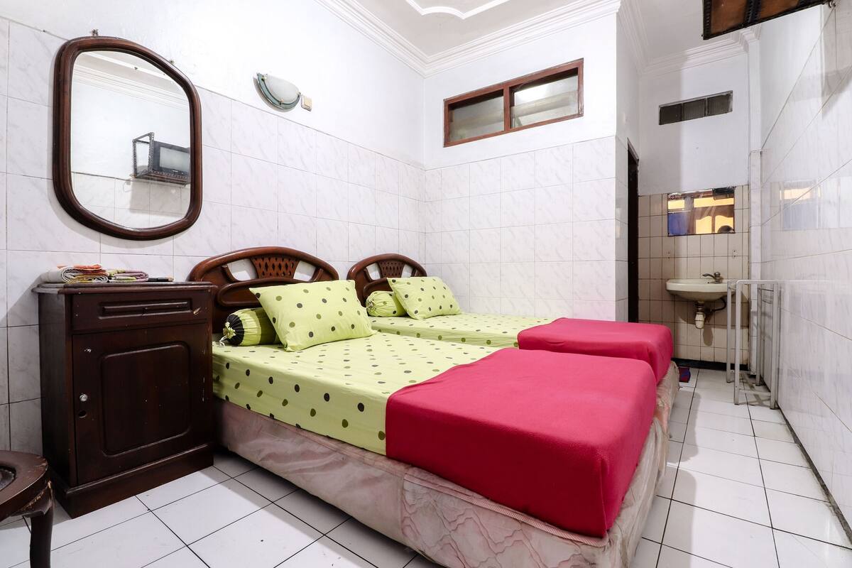 Desk, WiFi, bed sheets