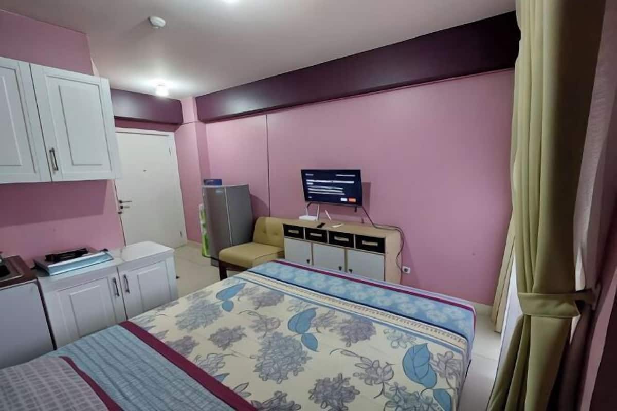 Desk, bed sheets