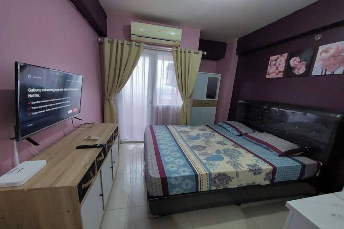 Desk, bed sheets