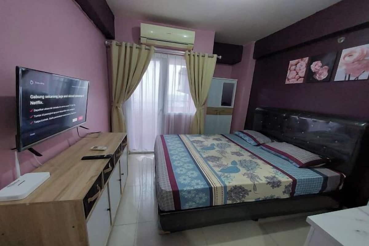 Desk, bed sheets