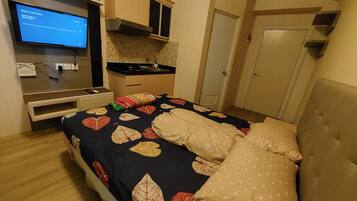 Studio | Meja kerja dan seprai linen