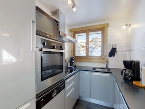 Coffee/tea maker, fridge, microwave, oven