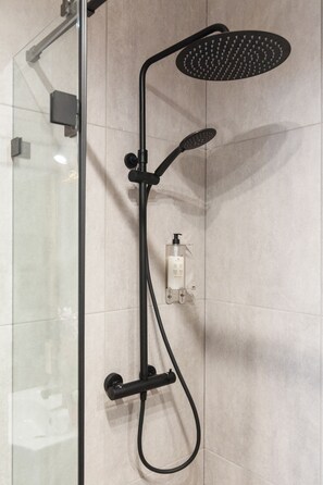 Penthouse | Bathroom | Shower, rainfall showerhead, free toiletries, hair dryer - Penthouse Wolnica (Kraków)