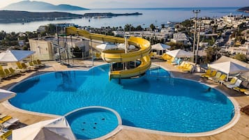 Sæsonbestemt udendørs pool, åben fra kl. 10.00 til kl. 18.00, parasoller