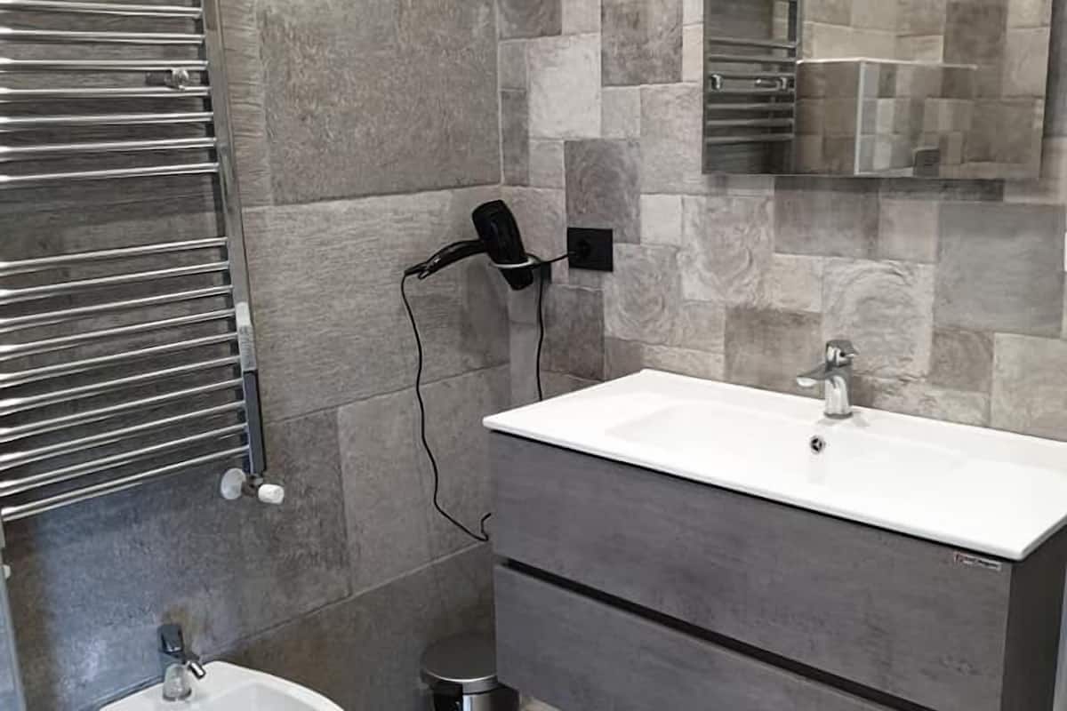 Suihku, ilmaiset hygieniatuotteet, hiustenkuivaaja, bidee