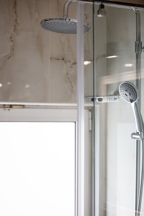 Douche, séchoir à cheveux, serviettes fournies, savon
