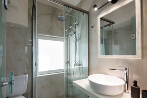 Dusche, Haartrockner, Handtücher, Seife