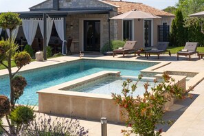 Outdoor pool, pool umbrellas, pool loungers - Villa Gambin (Kastelir-Labinci)