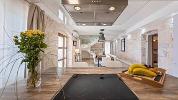 Biệt thự | Bếp riêng | Tủ lạnh, lò vi sóng, lò nướng, bếp nấu