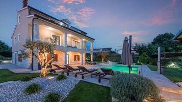 Hồ bơi ngoài trời, dù/ô trên bãi biển/hồ bơi, ghế dài tắm nắng