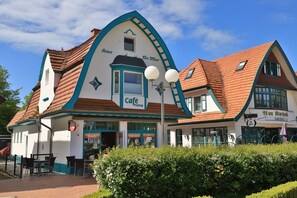 Una cafetería con un techo curvo característico y un letrero que dice "Café Freitag".