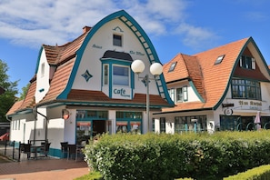 A café with a distinctive curved roof and a sign reading "Café Freitag".