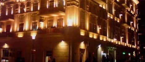 Fachada de la propiedad por la tarde o noche