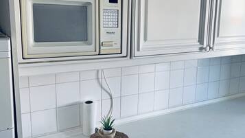 Full-size fridge, microwave, toaster, griddle