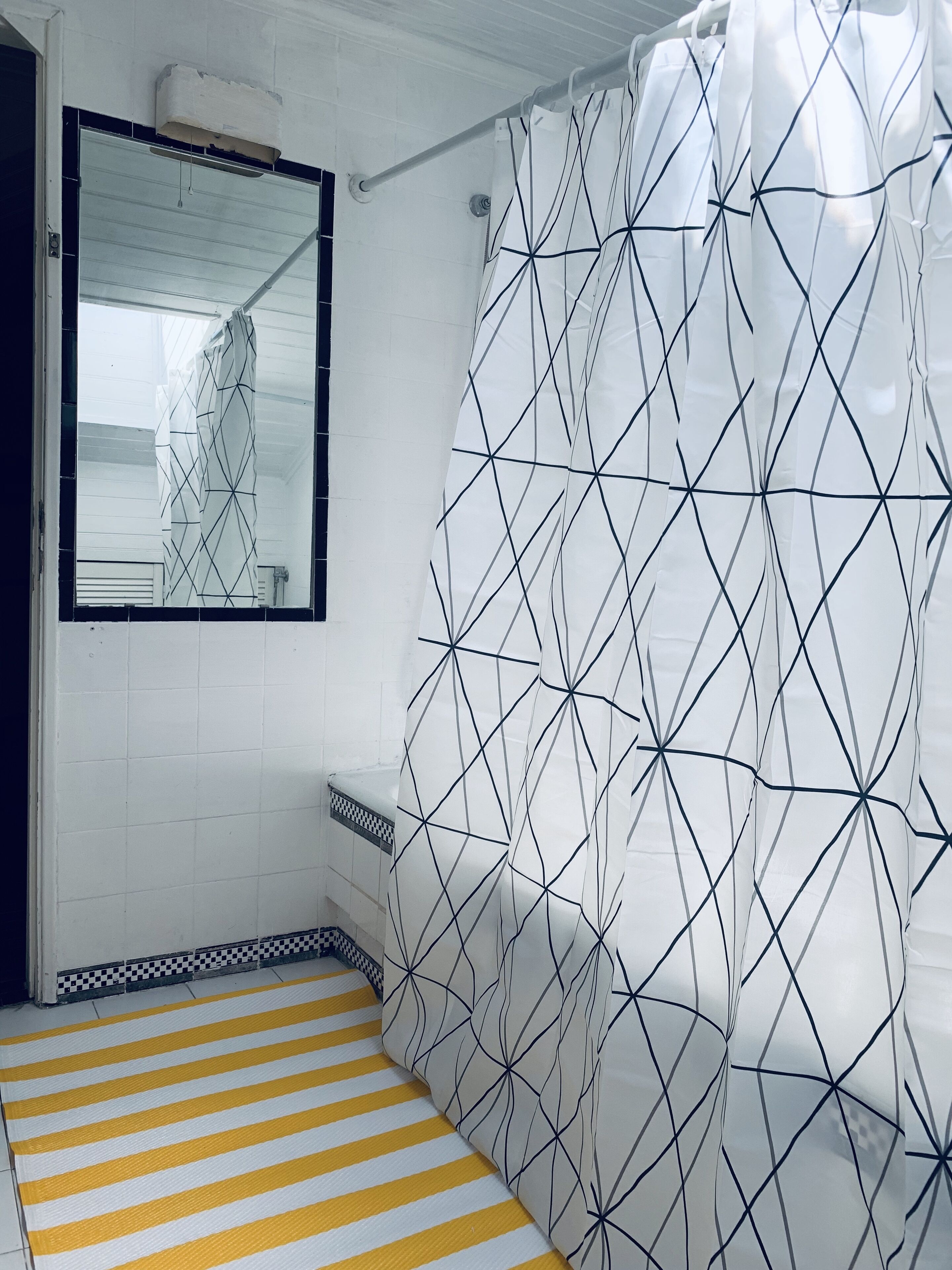 Bathtub, towels, soap, shampoo