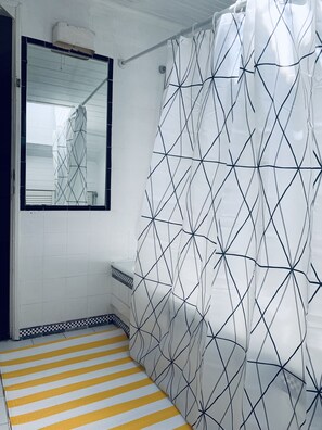 Bathtub, towels, soap, shampoo - Gama House (Lisbon)