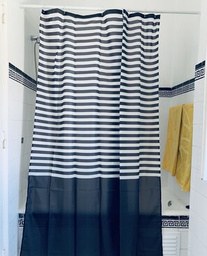 Bañera, toallas, jabón, shampoo