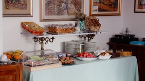 Una mesa de buffet con diversos alimentos y una estación de café.