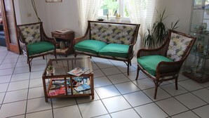 Una sala de estar con un sofá, una mesa de centro y un aparador de vidrio.