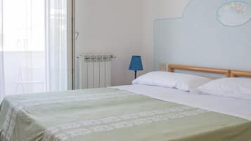 Camera con letto matrimoniale o 2 letti singoli, balcone | Una cassaforte in camera, una scrivania, Wi-Fi gratuito, lenzuola