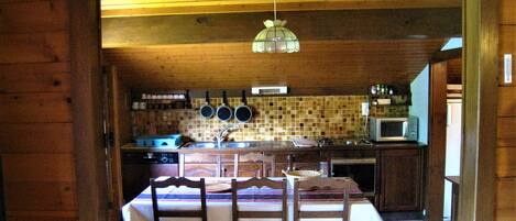 Kjøleskap, mikrobølgeovn, oppvaskmaskin og kaffetrakter/tekoker