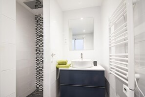 Shower, hair dryer, towels
